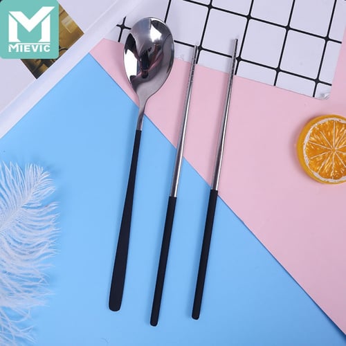 عيدان طعام مع ملعقة