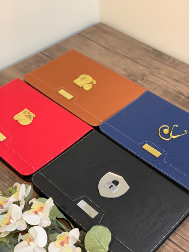 حقيبة جلد كبير بعدة الوان مع امكانية اختيار الاسم والتخصص