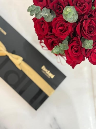 صندوق شوكولاتة سيغنتشر من بستاني | فازة جوري أحمر