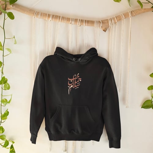 بلوفر "حب، جمال، سلام"