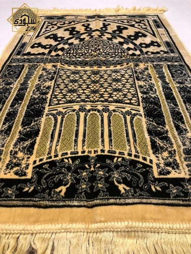 سجادة المحراب بنعومة الحرير