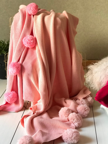 بطانية روزي محبوكة مزينة بكور البوم بوم