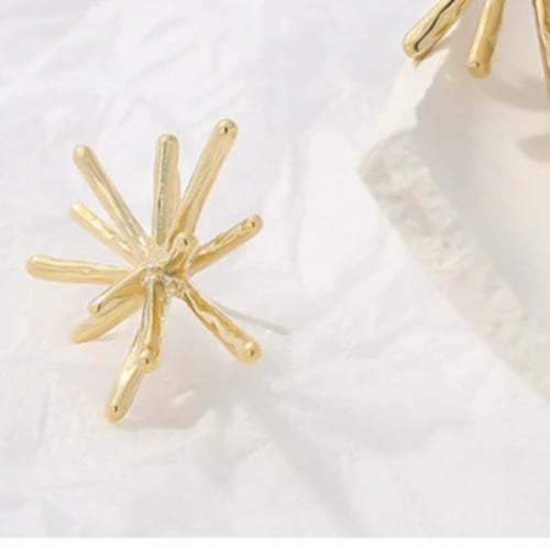 حلق ذهبي راقي بتصميم كلاسيكي من النحاس المطلي بالذ...