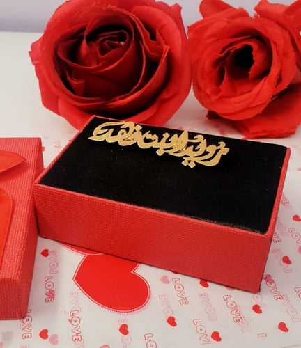 بروش مطلي بالاسم.