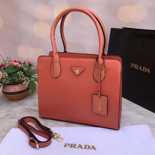 شنط ماركة برادا