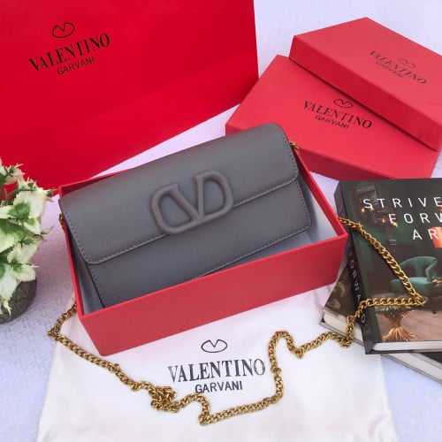 شنط ماركة فالنتينو