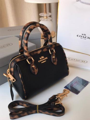 شنطة ماركة كوتش