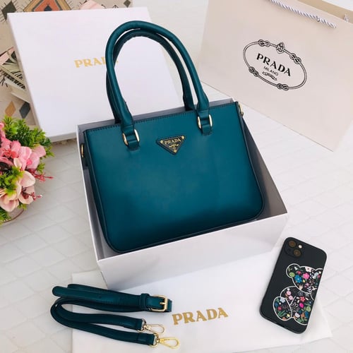 شنط ماركة برادا