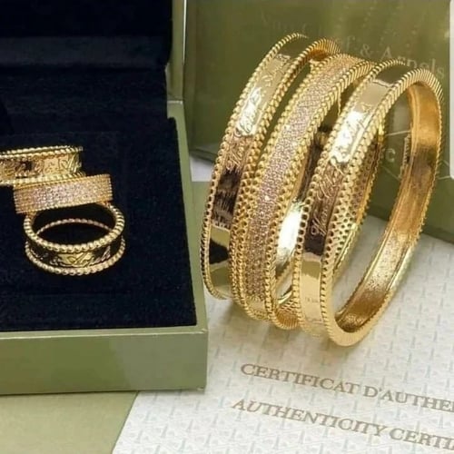 طقم نسائي اساور ماركة فان كليف