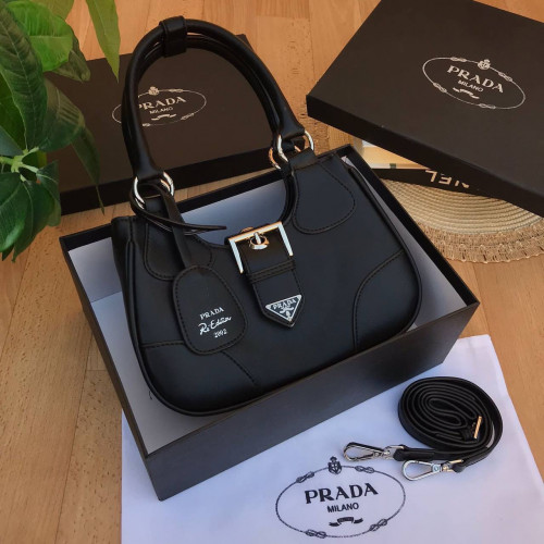 شنط ماركة برادا