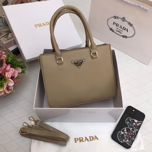 شنط ماركة برادا