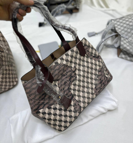 شنط ماركة باوتش لوب نوار