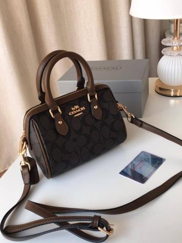 شنطة ماركة كوتش