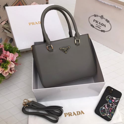 شنط ماركة برادا