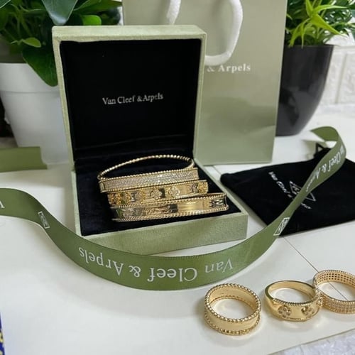 طقم نسائي اساور ماركة فان كليف