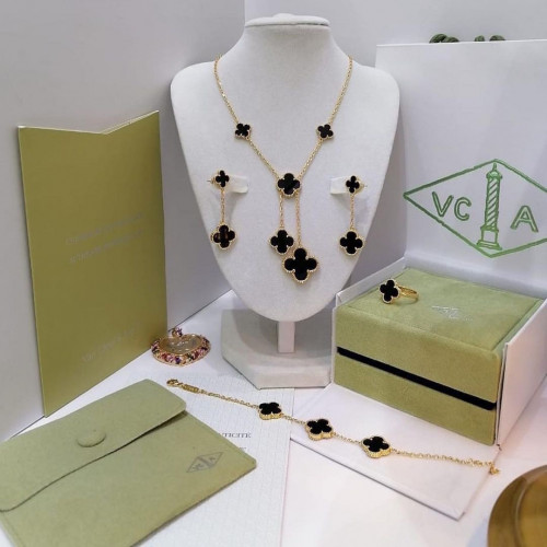 اطقم ماركة فان كليف