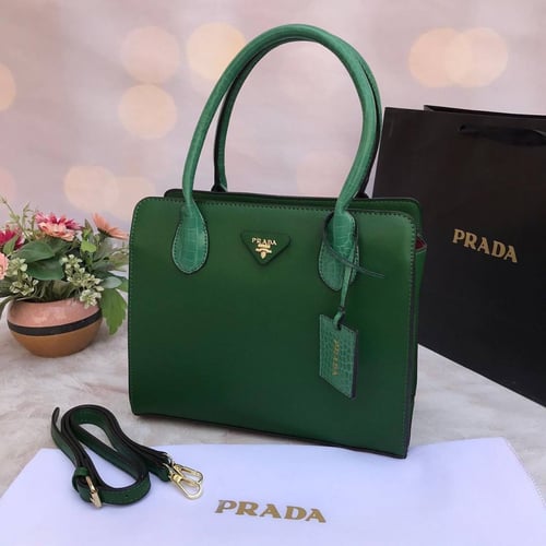 شنط ماركة برادا