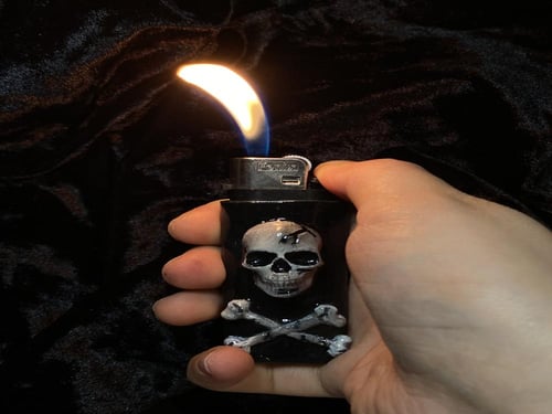 ولاعة الجمجمة عمل يدوي