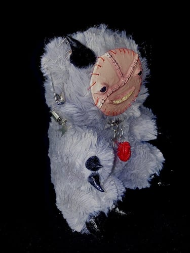 دمية دموية عمل يدوي