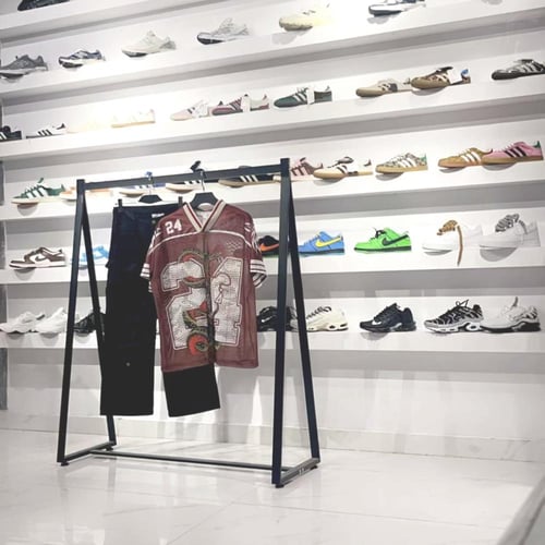 استاند خط واحد مثلث اسود