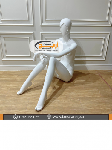 مانيكان ابيض نسائي جالس على الارض