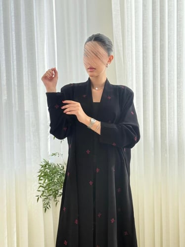 عباية رباب بقماش كريب الابداع مطرز عنابي