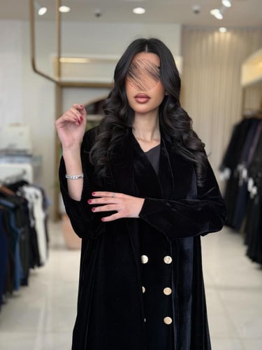 عباية اشجان بقماش مخمل كوري مزين بازره