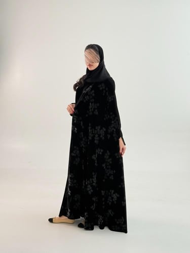 عباية رهف بقماش مخمل كوري طباعه ورد منثور رمادي 2