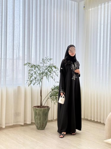 عباية منيه بقماش كريب باربي مزين بشك وحياكه يدويه