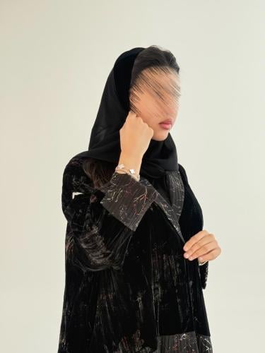 عباية تيرا بقماش مخمل كوري مطبع بطبقات ملون
