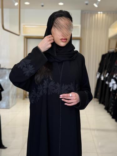 عباية اماني بقماش كريب ملكي مزين بكلفة ورود