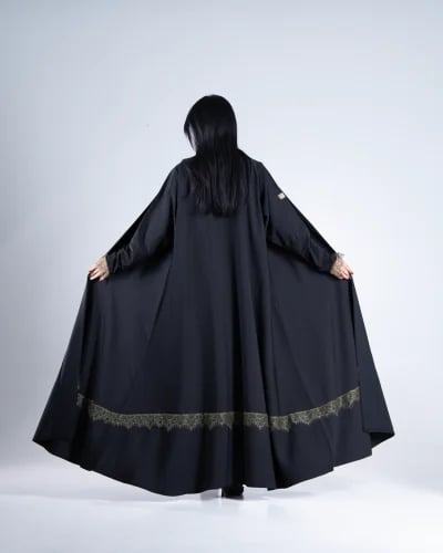 عباية لارا بقماش كرز مزين بدانتل زيتي