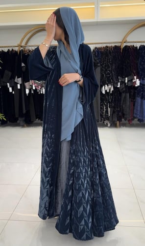 عباية ماليا بقماش مخمل كوري بكسرات 3D سماوي غامق