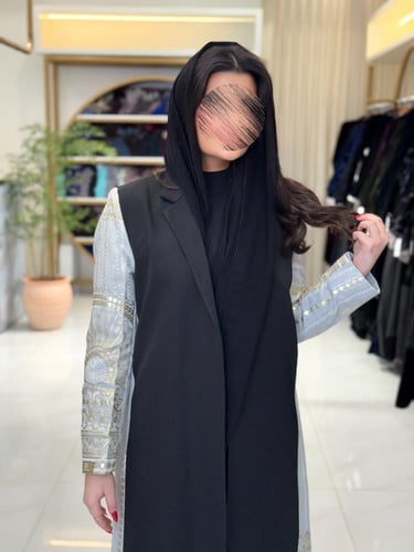 بليزر | عباية سمراء بقماش كريب ايطالي تدخيلات تطري...