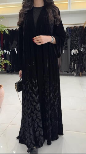 عباية ماليا بقماش مخمل كوري بكسرات 3D اسود كم وسيع
