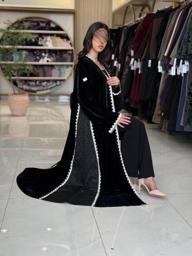 عباية سرور بقماش مخمل تدخيلات جاكار مزين بكلفه