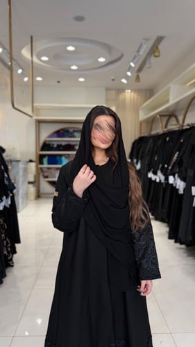 كولكشن العيد | عباية لوتس قماش كريب ايطالي مزين بد...