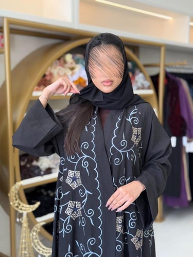 عباية مناير بقماش كريب ويفر مطرز اسود