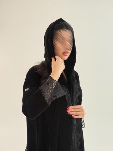 عباية روزانه بقماش مخمل كوري تدخيلات دانتل اسود 2