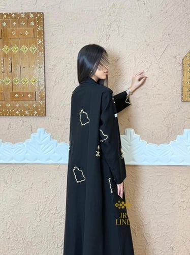 عباية عزة بقماش كريب الاناقة بتطريز ذهبي بياقة