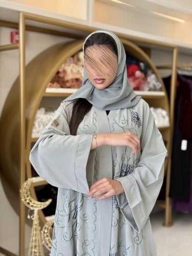 عباية مناير بقماش كريب ويفر مطرز سماوي