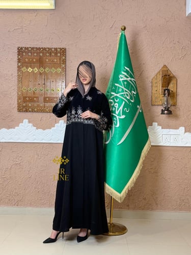 عباية رؤية بقماش كريب الابداع بتطريز بيج