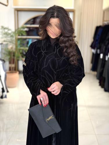 عباية لبنى بقماش مخمل كوري مطرز مزين بفصوص اسود