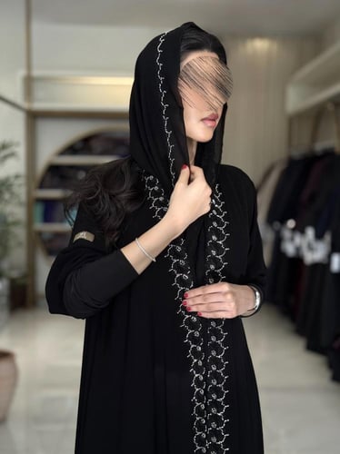 كولكشن العيد | عباية نغم بقماش كريب ملكي بتطريز وش...