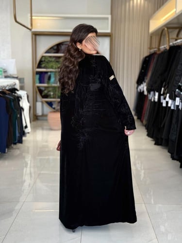 بليزر | عباية سراب بقماش مخمل كوري بتطريز فريد