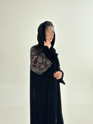 عباية تولاي بقماش مخمل كوري كم مطرز اسود ٢