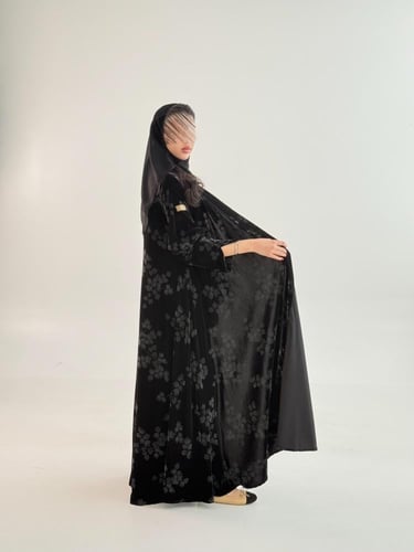 عباية رهف بقماش مخمل كوري طباعه ورد منثور رمادي 2