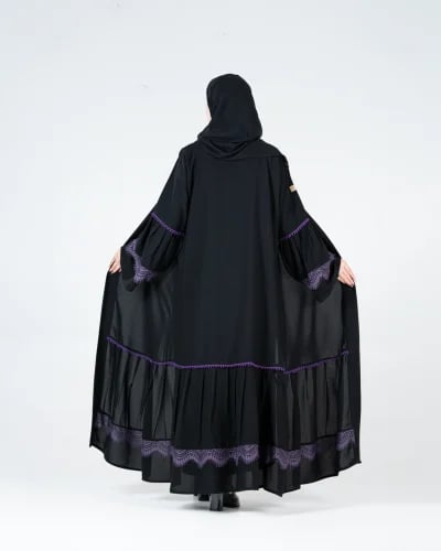 عباية كارلا بقماش كريب ملكي بكسرات مع دانتل بنفسجي