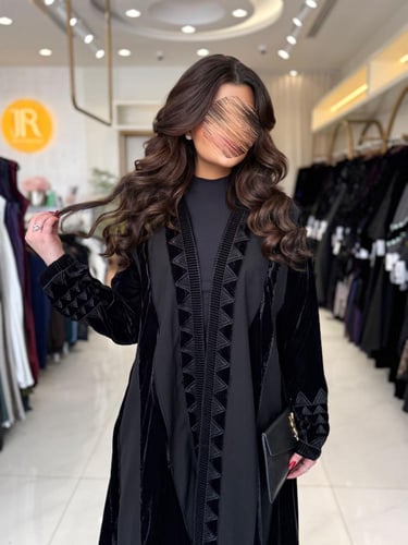 عباية شمس بقماش مخمل مطرز مع كريب الاناقه اسود