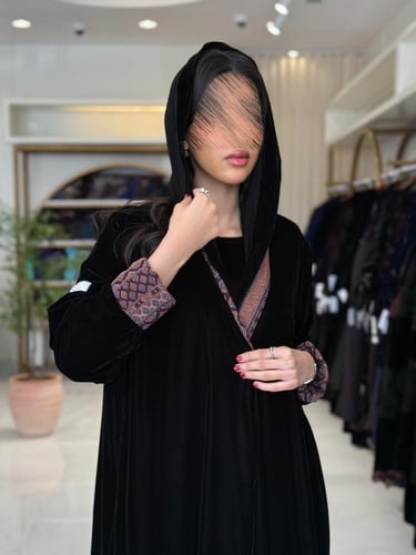 عباية نيفين بقماش مخمل كوري تدخيلات كشميري دبل فيس...